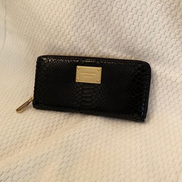 🌺 NEW‼️ MK Python Embossed Leather Wallet 🌺 - Picture 2 of 6